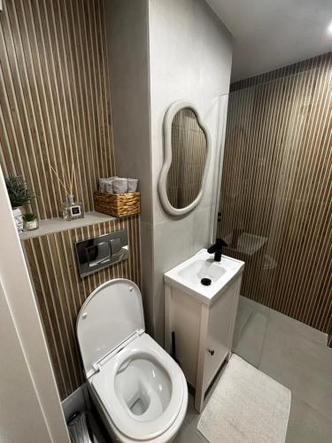 Ένα μπάνιο στο Book Me Now Apartments