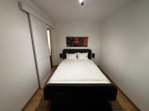 Ένα ή περισσότερα κρεβάτια σε δωμάτιο στο Book Me Now Apartments