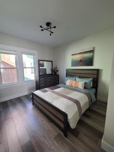 una camera da letto con un grande letto e due finestre di Saltline Retreat a Tillamook