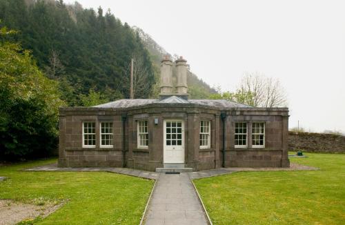 a small brick building with a chimney on top of it at Salterbridge Gatelodge in Cappoquin