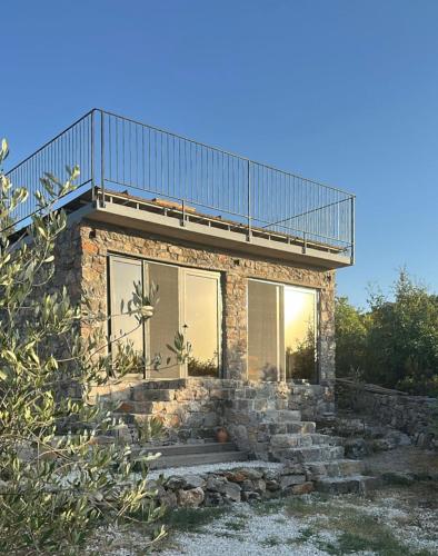 El edificio en el que está el chalet de montaña