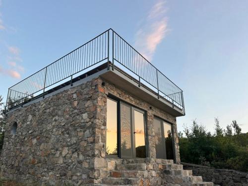 El edificio en el que está el chalet de montaña