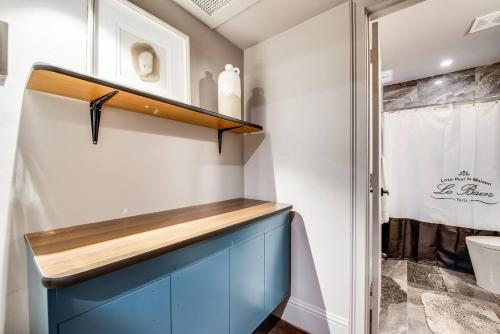une salle de bain avec une armoire bleue et des toilettes dans l'établissement Peaceful Condo W Patio & Hot Tub Access, à Dallas