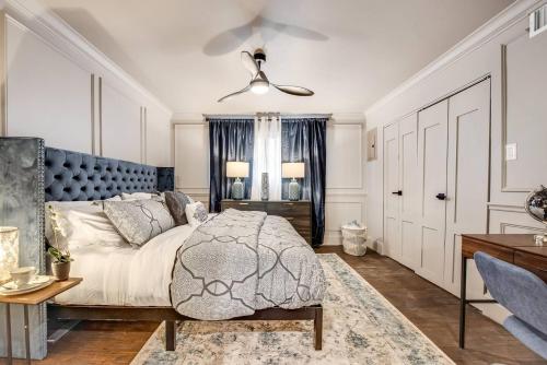 une chambre avec un lit et un ventilateur de plafond dans l'établissement Peaceful Condo W Patio & Hot Tub Access, à Dallas