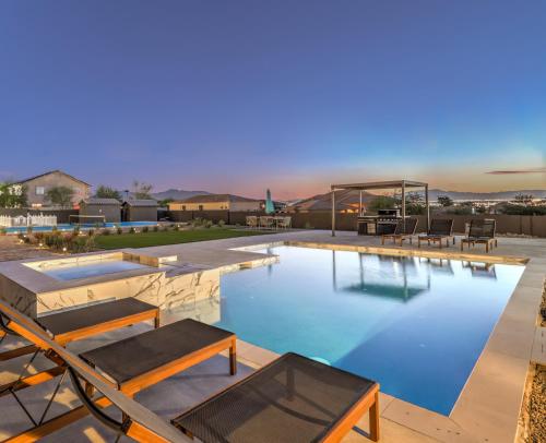 una gran piscina con sillas en CIELO Modern Pool Oasis, Pickleball, Dog Friendly, en Las Vegas
