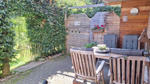 a patio with a table and chairs and a fence at bei Thomas in Monschau