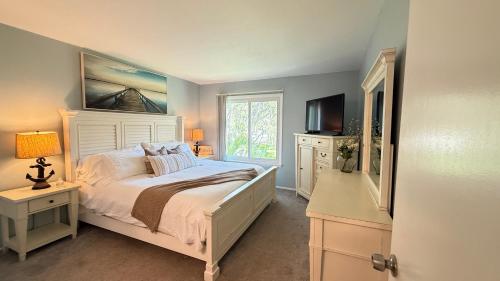 Ένα ή περισσότερα κρεβάτια σε δωμάτιο στο 3 Beds Private Beach Retreat Pool Hot Tub