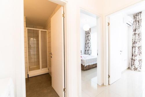 Ένα μπάνιο στο Cozy Lapta Sel B5 Apartment