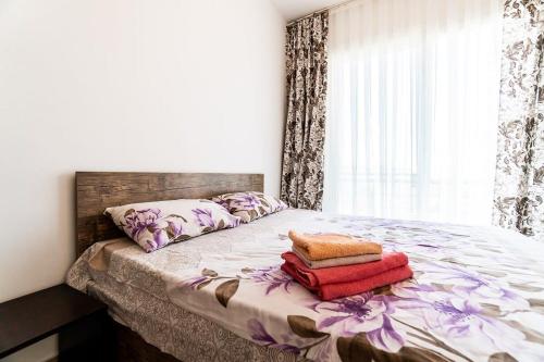 Ένα ή περισσότερα κρεβάτια σε δωμάτιο στο Cozy Lapta Sel B5 Apartment