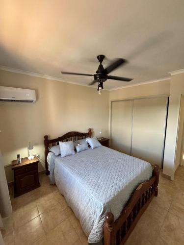 a bedroom with a bed with a ceiling fan at Departamento centrico Avenida Cordoba Edificio Campanarios XIX in Esperanza