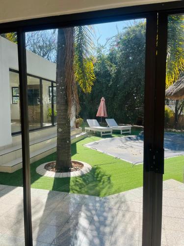 Φωτογραφία από το άλμπουμ του Cozy home with a pool in a leafy suburb of Lonehill, wake up to the sound of trees & birds!! σε Sandton