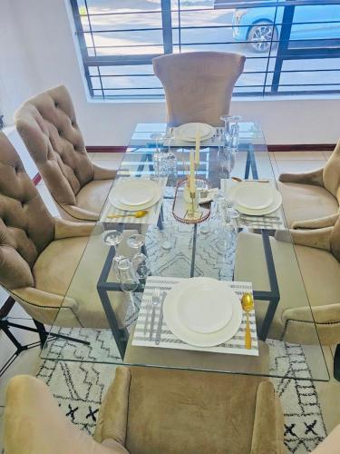 Φωτογραφία από το άλμπουμ του Cozy home with a pool in a leafy suburb of Lonehill, wake up to the sound of trees & birds!! σε Sandton