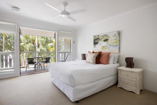 Una cama o camas en una habitación de Riverside Rest on Noosa River
