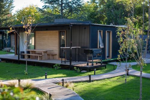 a tiny house with a picnic table and a keyboard at Huellas de Chacras in Ciudad Lujan de Cuyo