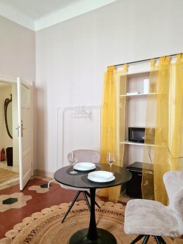 Posezení v ubytování Ampia stanza con bagno privato e zona pranzo