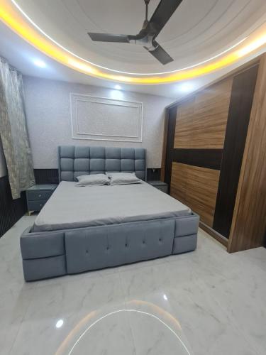 Postel nebo postele na pokoji v ubytování Fiaa-ONYX 3BHK