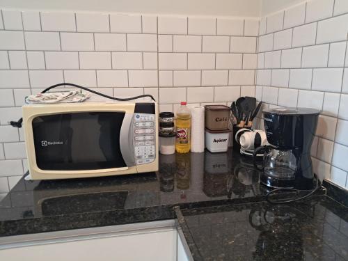 a microwave sitting on top of a kitchen counter at Casa Lara in Cunha