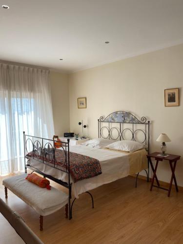 une chambre avec un grand lit et une fenêtre dans l'établissement Chez Ilda - Casa da Ilda Alojamento Local, à Folhadal