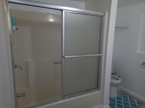 Bilik mandi di Sleeps 10 - 4BR - 2BA - 2 King 4 Twin - Near - WEC Silver Springs Zipline