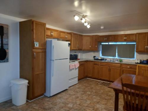 Dapur atau dapur kecil di Sleeps 10 - 4BR - 2BA - 2 King 4 Twin - Near - WEC Silver Springs Zipline