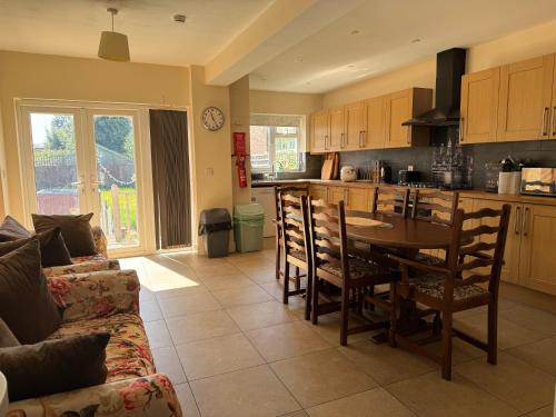 Η κουζίνα ή μικρή κουζίνα στο Oxford Ensuite Villa Park View Free Parking Six Large Rooms Very Rare