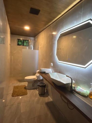 a bathroom with a sink and a toilet at BUENA VISTA HOSTAl in Masaya