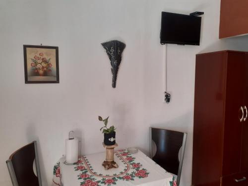 una habitación con una mesa con un mantel. en HerBer 1, en La Rioja