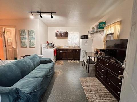 Η κουζίνα ή μικρή κουζίνα στο King Bed Studio Near Silver Springs WEC Zipline