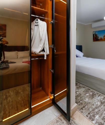 a room with a closet with a mirror and a bed at Giza pyramids view & jacuzii in Cairo