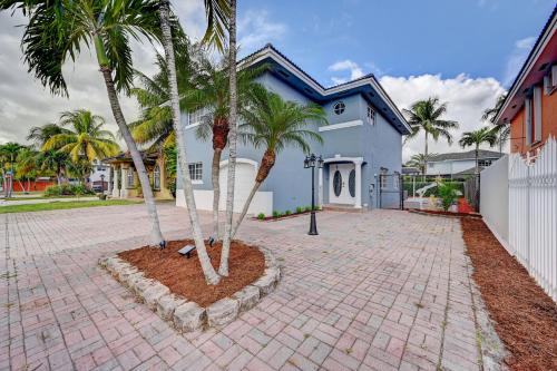 una casa con dos palmeras delante de ella en Laguna Ponds, en Miami