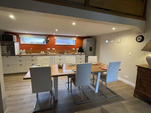 Le Clos Près Chambordにあるキッチンまたは簡易キッチン