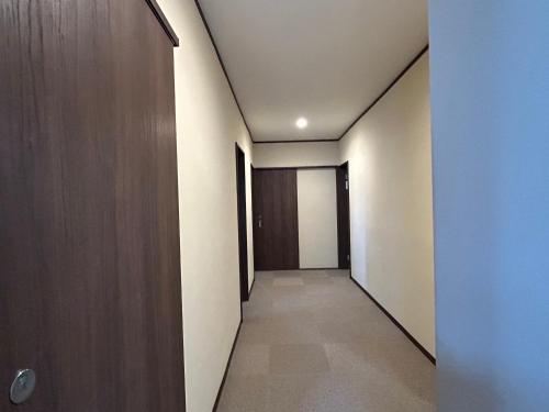 an empty hallway with a hallway at Thistle Lodge in Myoko