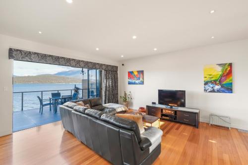Μια τηλεόραση ή/και κέντρο ψυχαγωγίας στο Waterfront Home - Gorgeous Views - 2 Bedroom