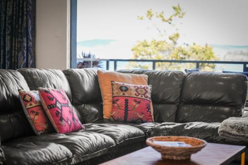Χώρος καθιστικού στο Waterfront Home - Gorgeous Views - 2 Bedroom