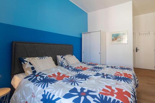 Postel nebo postele na pokoji v ubytování Chambre de luxe RIO a Liège Sale de bain privée check in autonome cuisine partagée