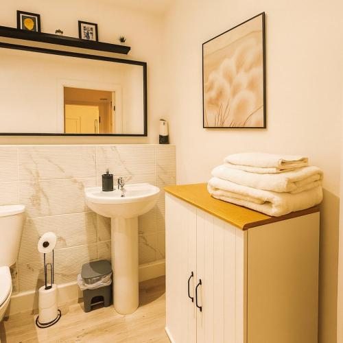 a bathroom with a sink and a mirror at New York Luxe & Free Onsite Parking in Bradford