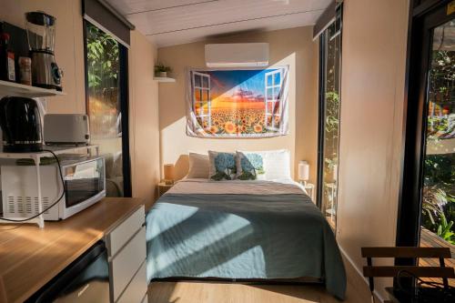 Ένα ή περισσότερα κρεβάτια σε δωμάτιο στο Magic Mena Rainforest Retreat by Tiny Away