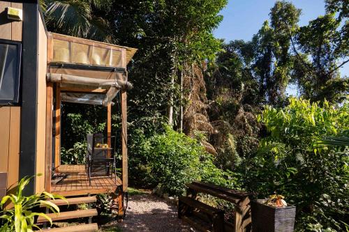 Κήπος έξω από το Magic Mena Rainforest Retreat by Tiny Away