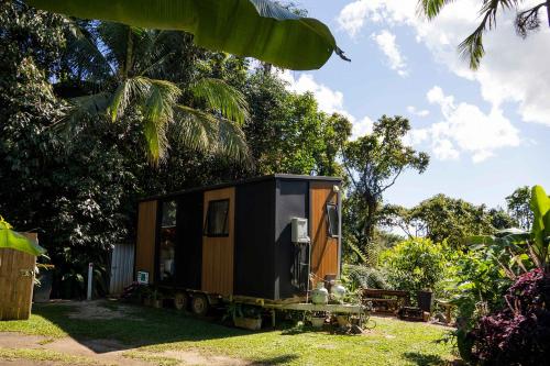 Κήπος έξω από το Magic Mena Rainforest Retreat by Tiny Away