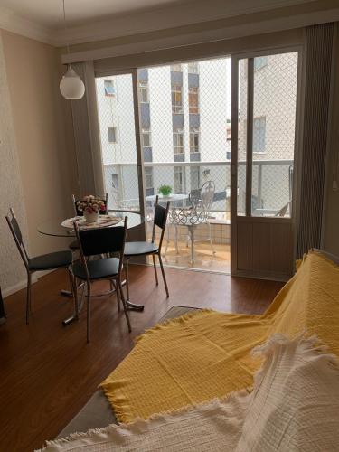 Espaço aconchegante em local privilegiadoにあるベッド
