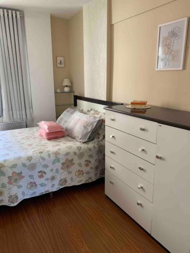 Espaço aconchegante em local privilegiadoにあるベッド