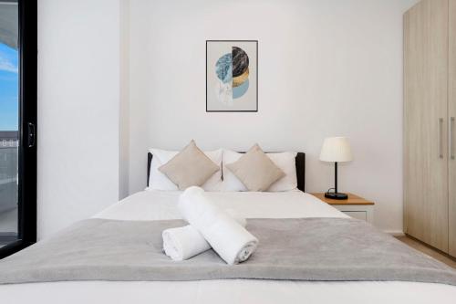 Ένα ή περισσότερα κρεβάτια σε δωμάτιο στο Skyline Views 2BR Plus 1 Study in Liverpool with Pool