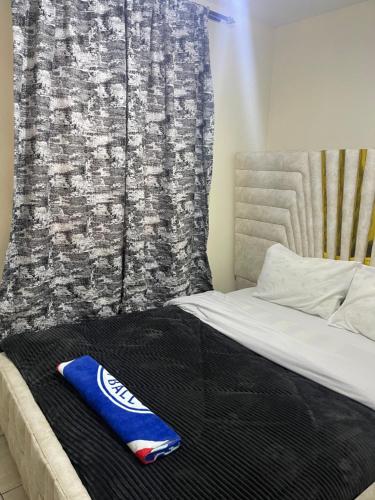 Una cama con una almohada de Coca Cola encima. en Las Vegas suites, en Nairobi
