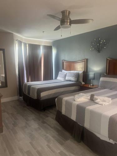 a bedroom with two beds and a ceiling fan at Condo Disney Universal Epic Free Parking in Orlando