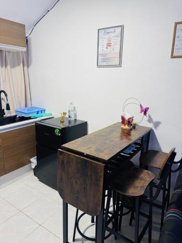 a kitchen with a wooden table and some chairs at Casa Inteligente Anys in Tampico