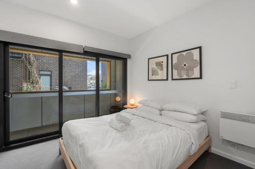 Katil atau katil-katil dalam bilik di Bright Kingston Stay with Balcony Access