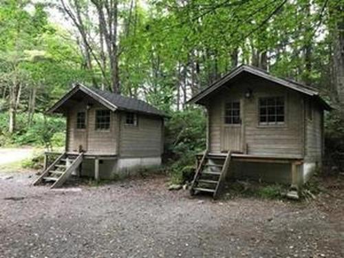 Budova, kde se kemp nachází