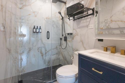 La Victoria King Suite - Kitchen Resort Vibe Near Beach في سان خوان: حمام مع دش ومرحاض ومغسلة