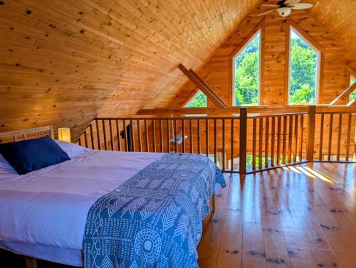 Postel nebo postele na pokoji v ubytování L'Auberge des Collines Full Guest Suite