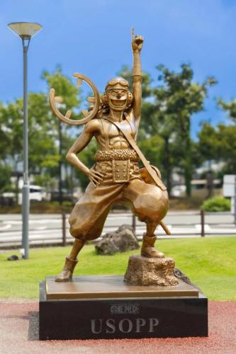 a statue of a man with a bow and arrows at ホテルトレーラーシップガーデン阿蘇 in Aso